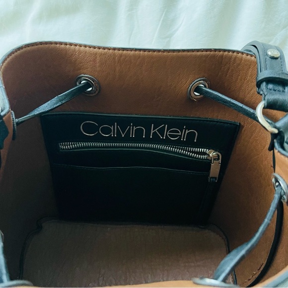 CALVIN KLEIN Bucket Bag - Picture 9 of 15